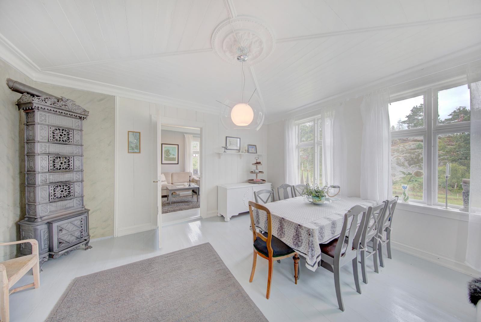 Spisestue med eldre flott etasjeovn Galleribilde