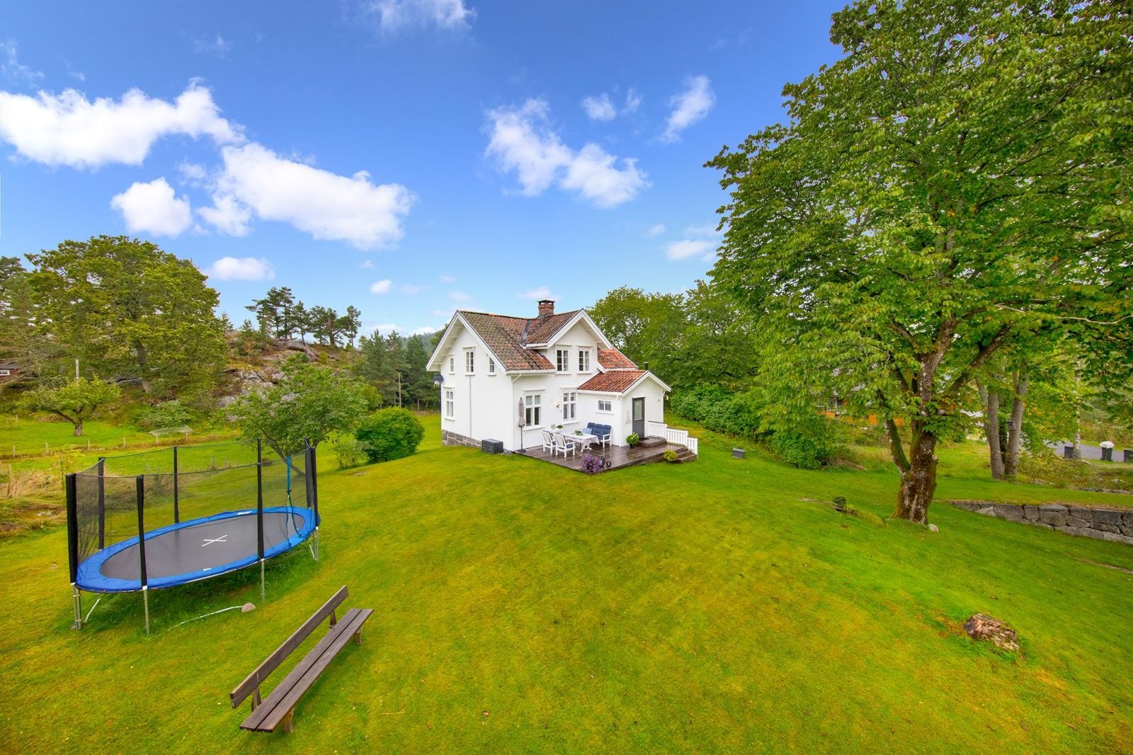 Landlig og idyllisk beliggenhet med gangavstand til sjøen Galleribilde