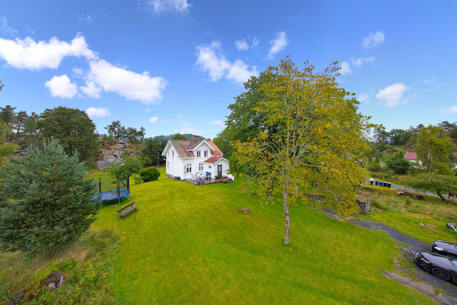 Romslig plen og biloppstillingsplass til flere biler på egen tomt Galleribilde