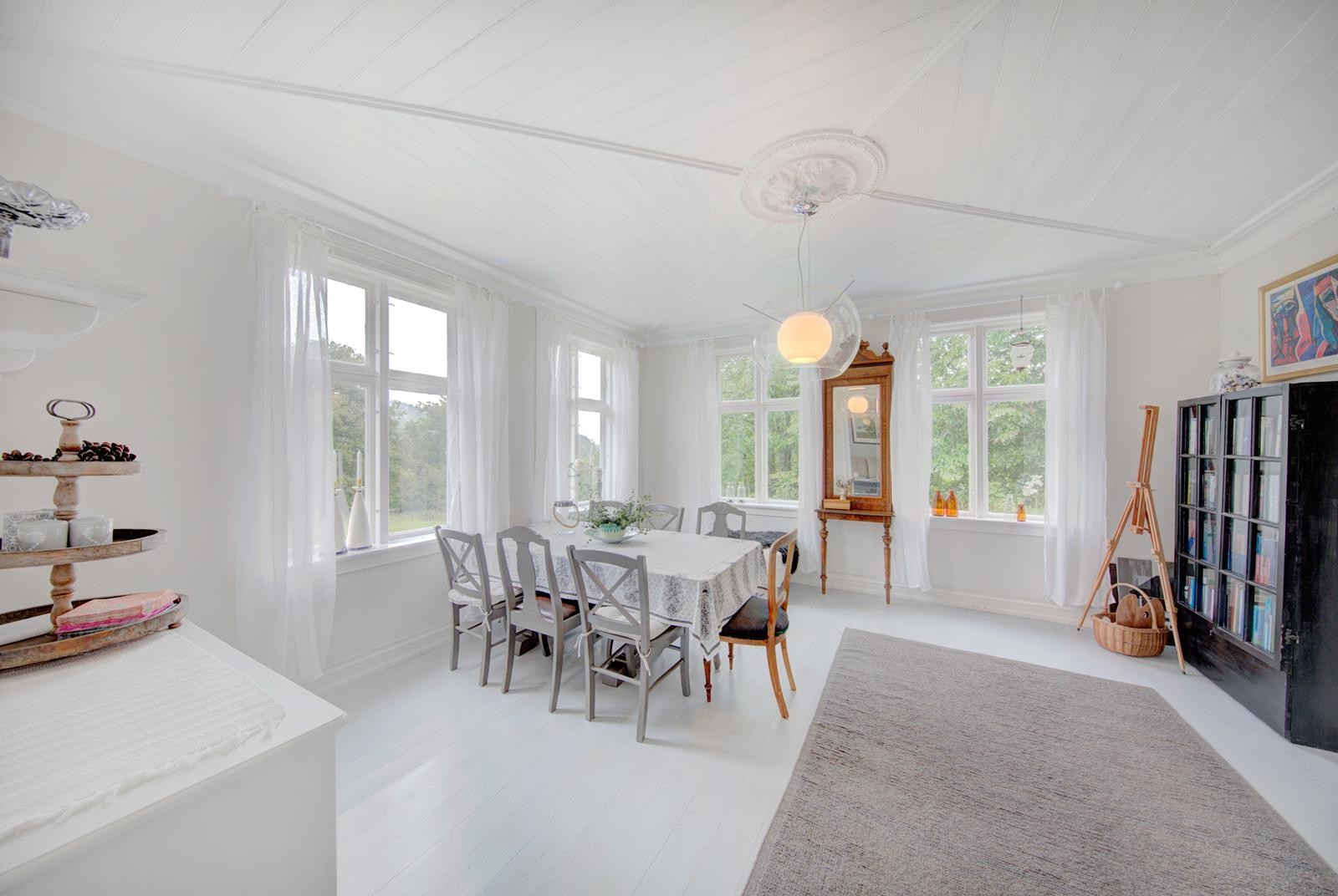 Flotte store vinduer gir mye lys inn i stuene Galleribilde