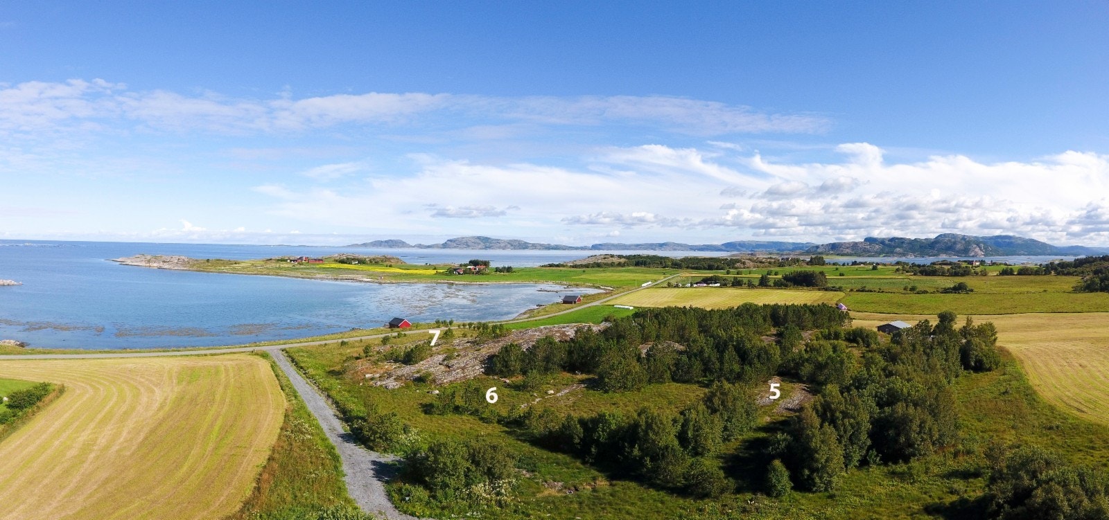 Tomtene som presenteres for salg ligger idyllisk og landlig til med svært gode solforhold Galleribilde