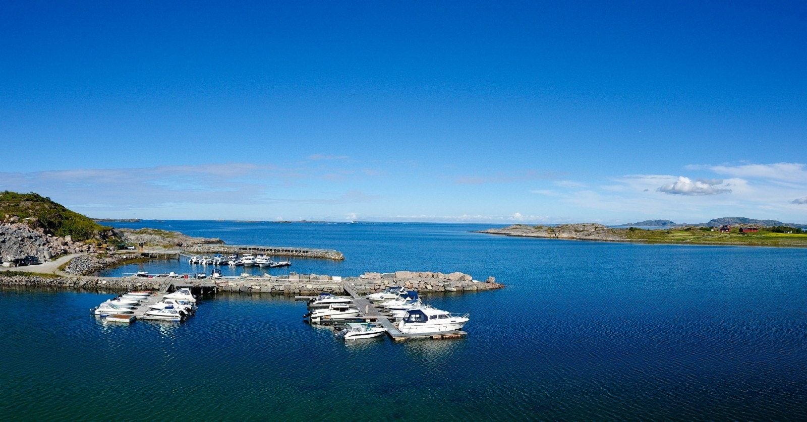 Den lokale småbåthavna Galleribilde