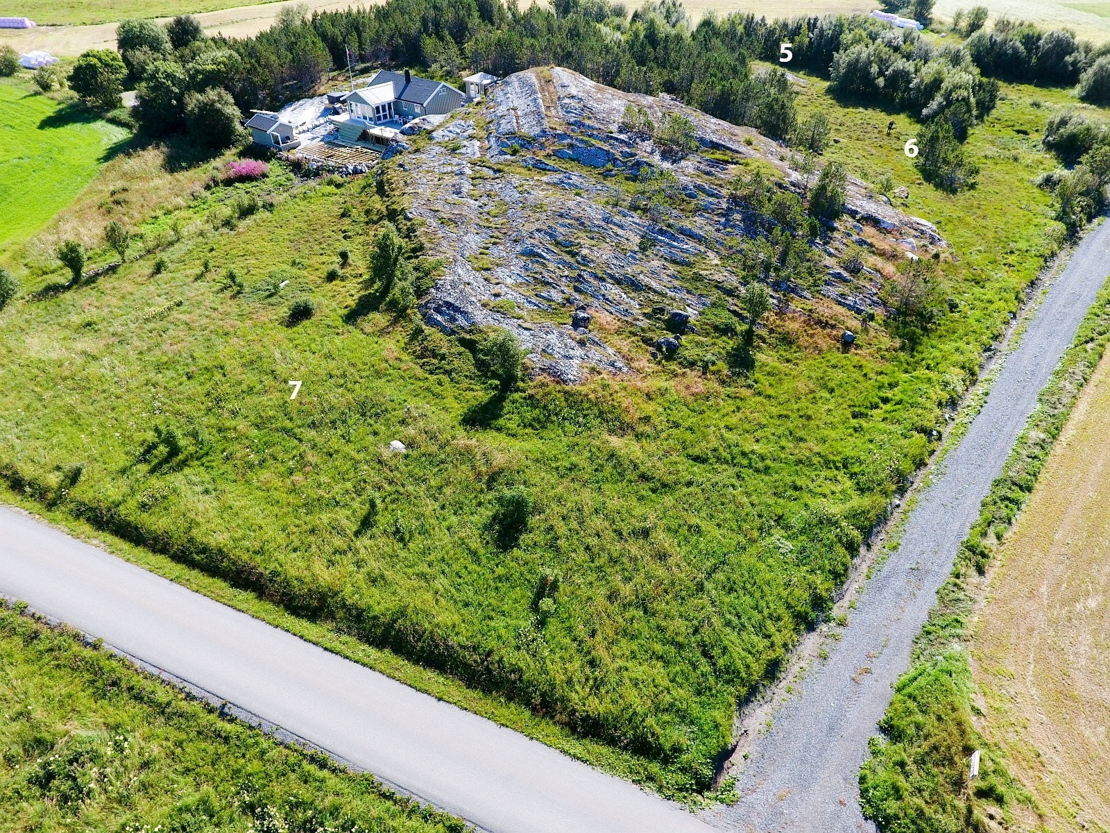 To av tomtene ligger i le av og i bak-kant av selve Rundhaugen Galleribilde