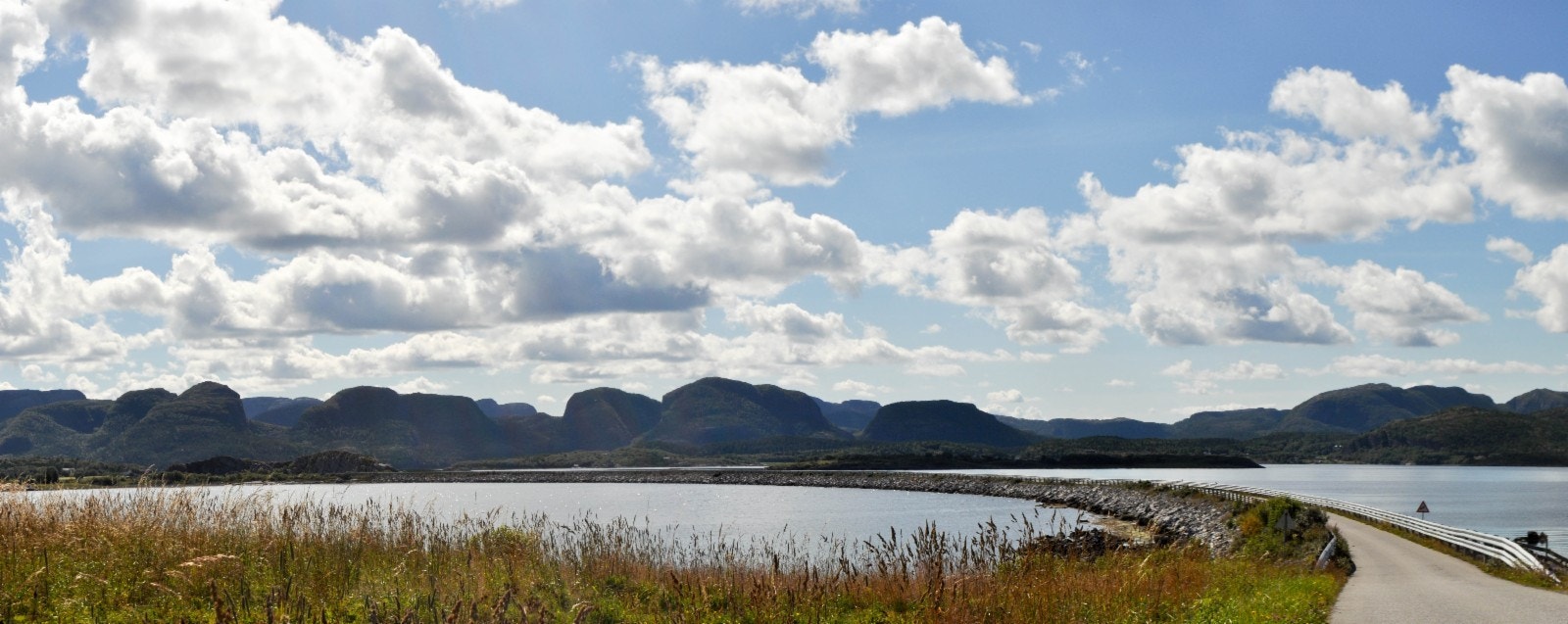 Lauvøya er lett tilgjengelig fra fastlandet med egen bruforbindelse Galleribilde
