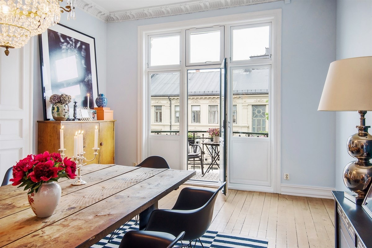 Utgang til solrik balkong fra spisestuen. Hyggelig utsyn Galleribilde
