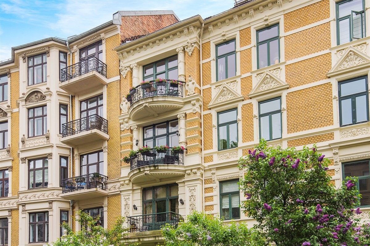 Denne vakre og klassiske bygården fra 1917 har beliggenhet på en av byens beste adresser - bak slottet - på Uranienborg/ Frogner. Camilla Colletts vei er kjent for sin vakre arkitektur og grønne inntrykk med trær og forhager Galleribilde