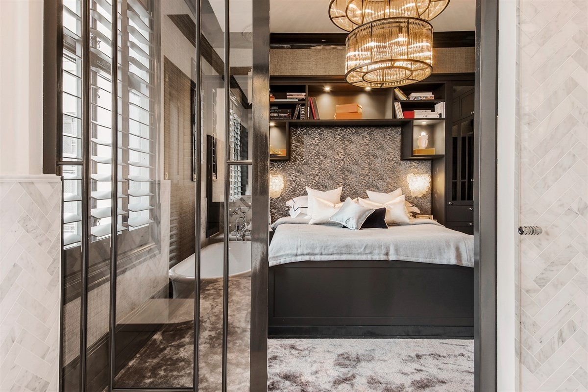 Masterbedroom med plassbygd garderobeløsning og en suite bad Galleribilde