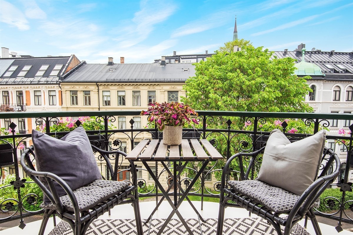 Fin balkong med ettermiddag-/og kveldssol Galleribilde