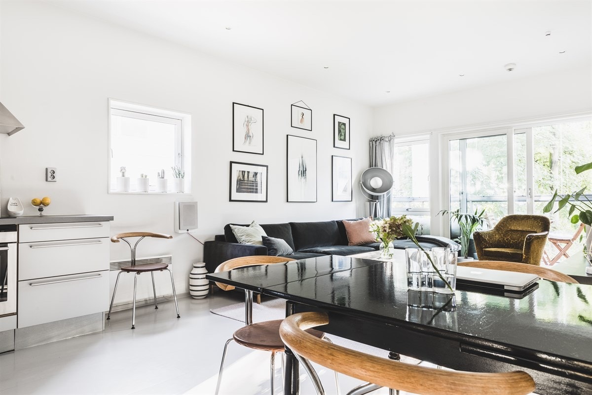 Den åpne løsningen stuen har med kjøkken gjør at rommet føles større. Galleribilde