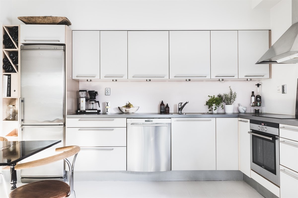 Kjøkkenet er fra HTH der fargevalg faller inn under kategorien moderne og tidsriktig, med god skap og benkeplass. Galleribilde