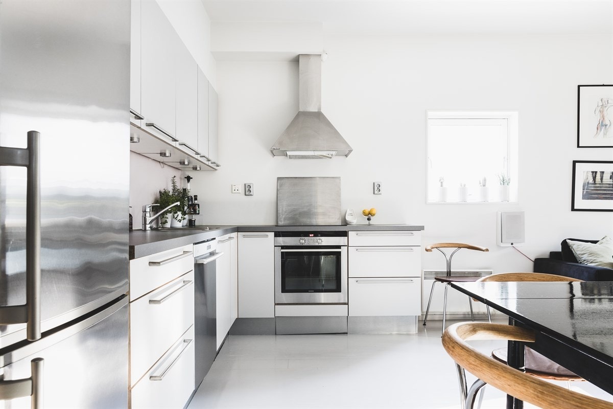 Videre fra entreen beveger du deg inn på kjøkkenet, som er i en åpen løsning med stuen Galleribilde