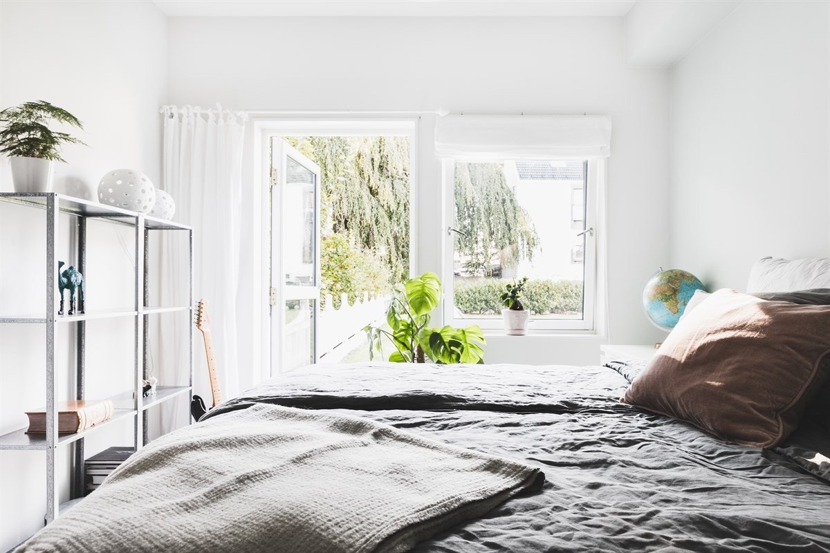 Fra soverommet er det dør ut til hageområde. Dette tilhører ikke sameiet. Galleribilde