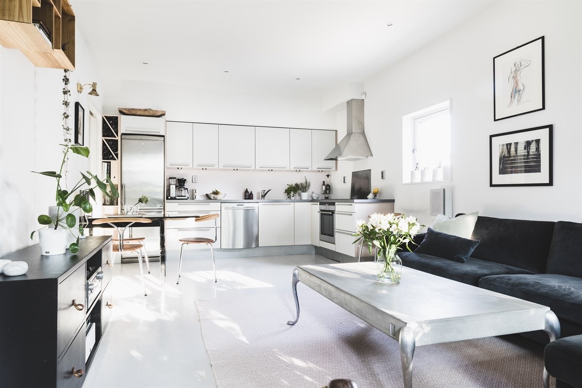 Ellers er det opplegg og plass til oppvaskmaskin. Av integrerte hvitevarer følger stekeovn og platetopp med induksjon. Galleribilde