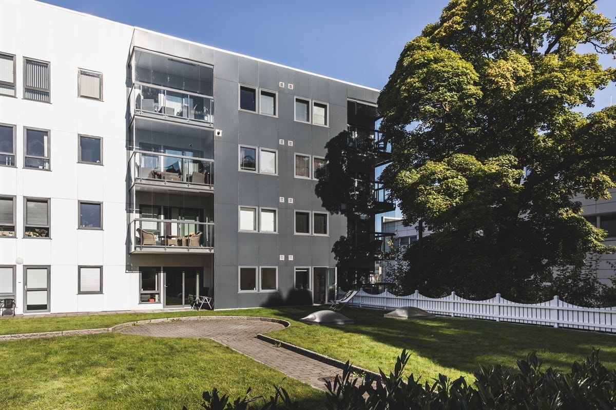 Fasaden fremstår som velholdt og moderne. Galleribilde