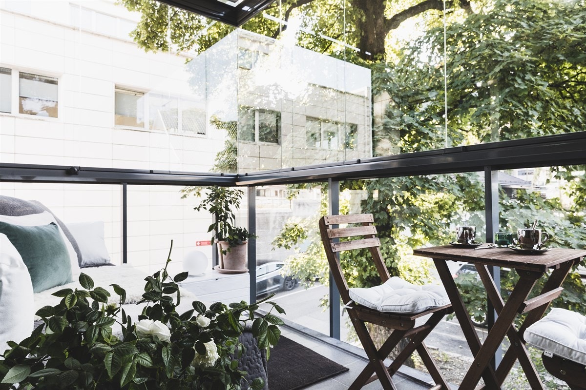 Den praktiske løsningen med glassveggene, er perfekt for vårt våte Bergens vær. Galleribilde