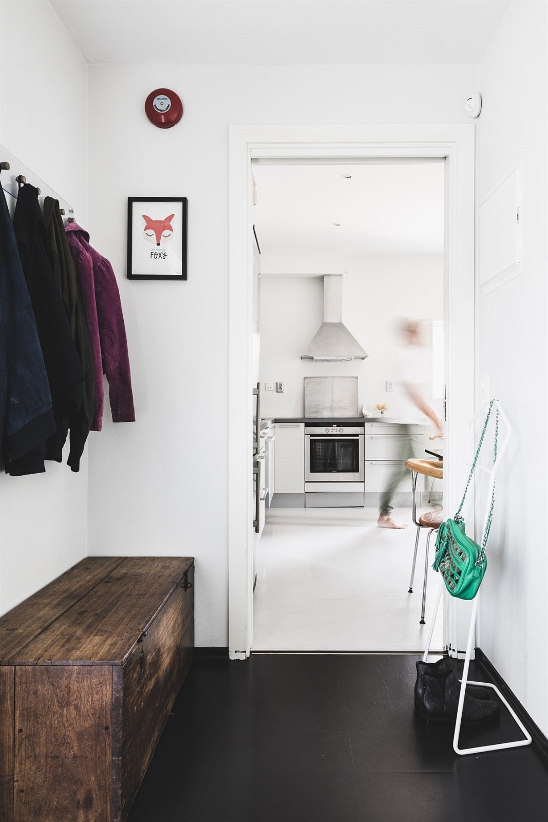 Entreen fremstår som lys og innbydende med god plass til oppbevaring av jakker og sko. Galleribilde