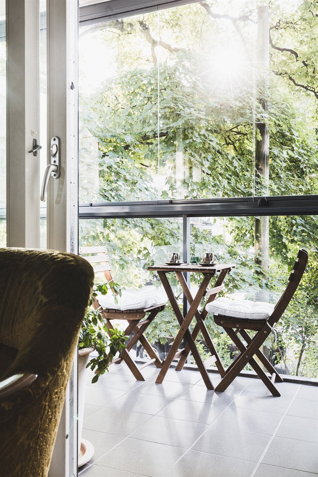 Fra stuen er det utgang til en innglasset balkong på ca. 7 kvm, som på mange måter vil fungere som en forlengelse av stuen. Galleribilde