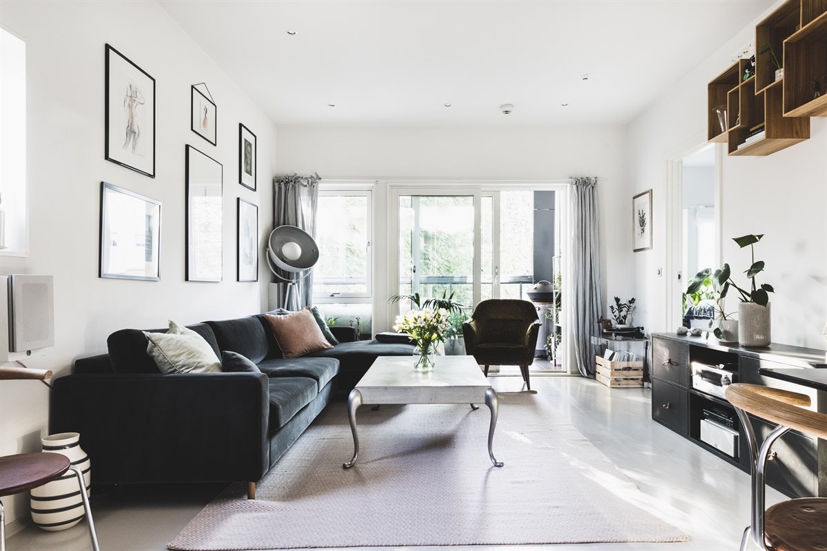 Den åpne løsningen kombinert med store vindusoverflater mot terrassen, gir stuen en luftig romfølelse. Galleribilde