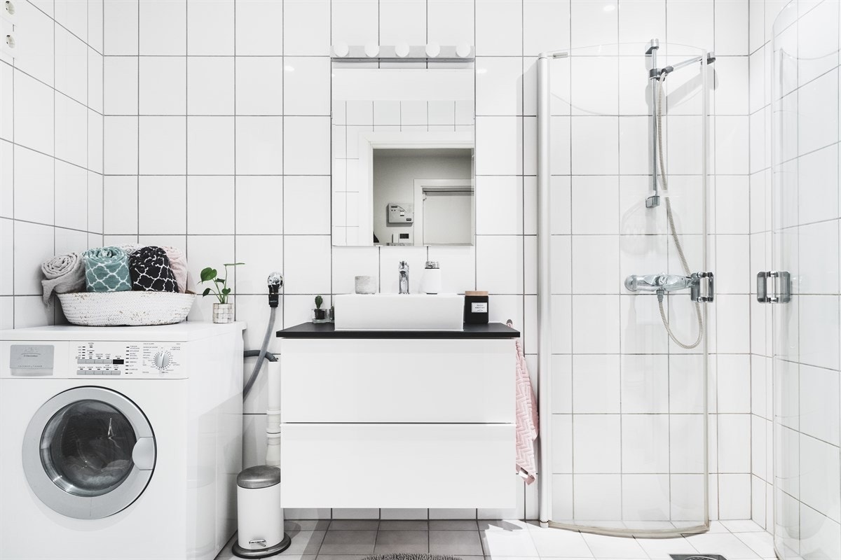 Badet er helfliset med malt platekledning og innfelte spotlights i himling. Galleribilde