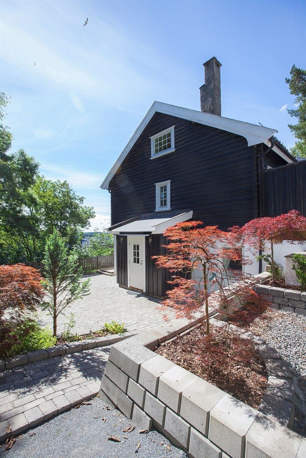 Husets to leiligheter har felles terrasse med god plass til grill, bord og stoler. Galleribilde