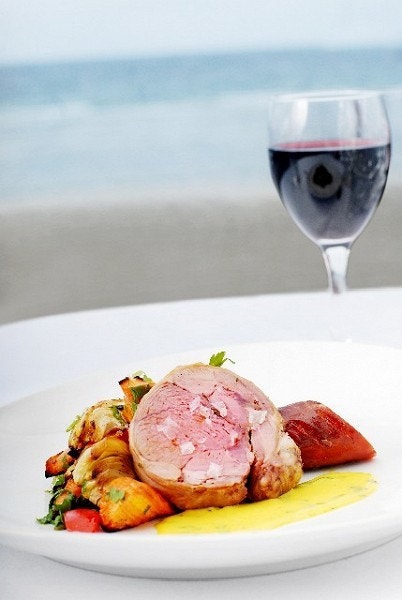 Menyen på Strandbaren, Stokkøya baserer seg på ferske råvarer fra havet, kjøtt fra egen gård og ellers det årstidene byr på (Foto: Marius Rua) Galleribilde