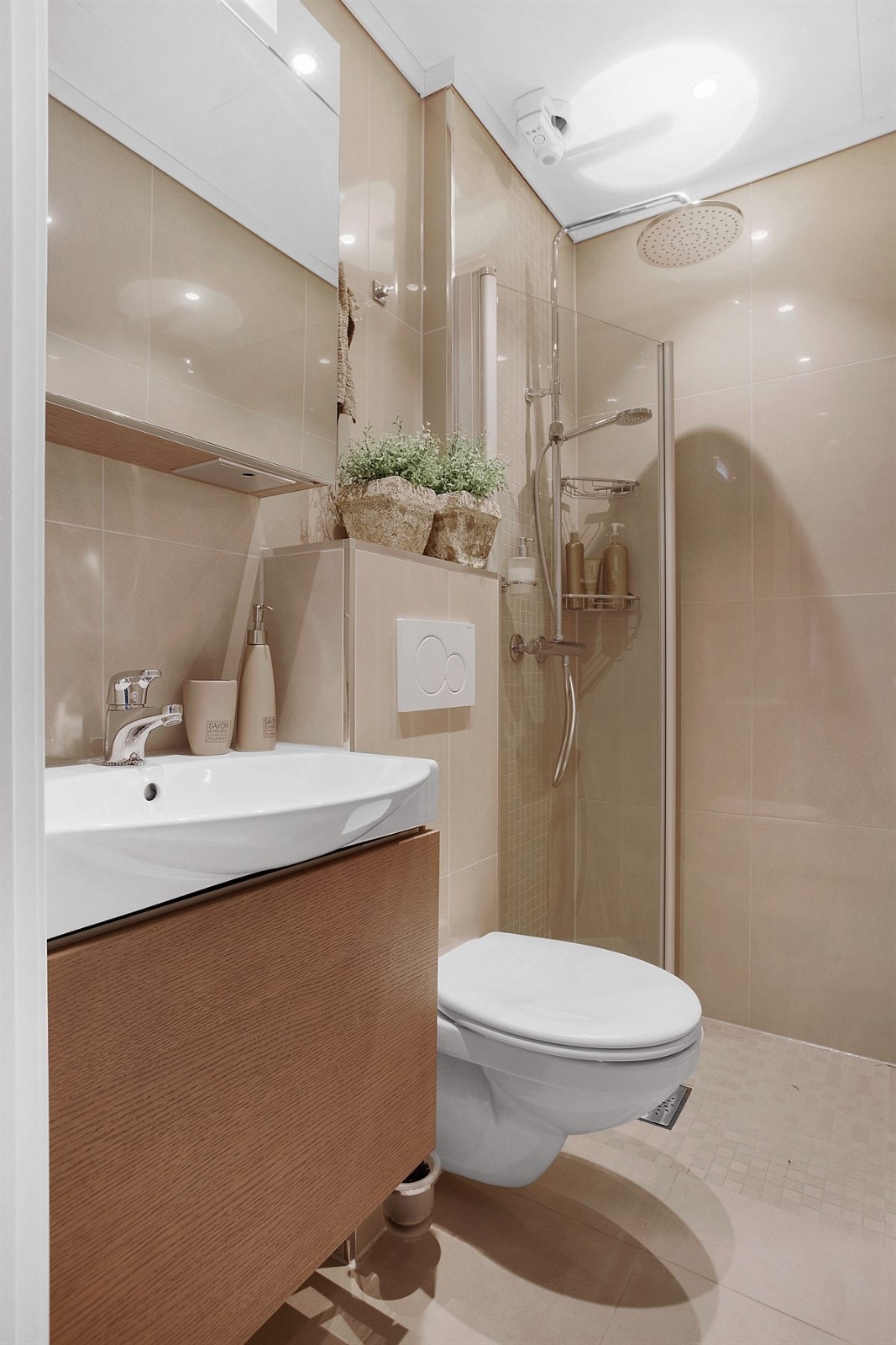 Badet var nytt i 2015 og inneholder servant, underliggende skap/skuff med finert front, overskap med speilfront og lys, vegghengt toalett med innebygget sisterne og dusj med svingbar dusjvegg Galleribilde