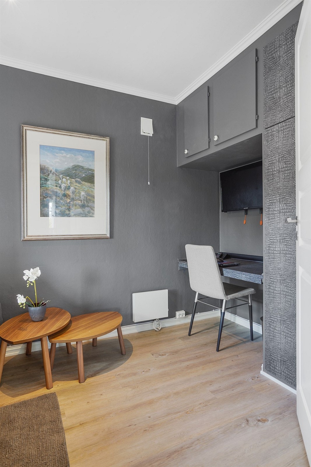 Værelset inneholder innebygget skap for oppbevaring av klær. Nåværende eier har her utnyttet hver kvaderatmeter ved å bygge inn et skrivebord under overskap Galleribilde