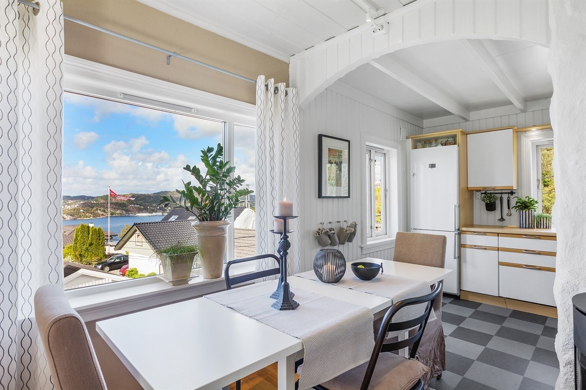 Fra både salong og spisebord kan man nyte sjøutsikten helt over til Askøy Galleribilde