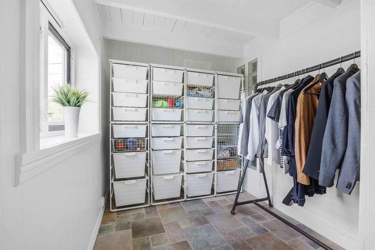 Til høyre for vindfang fører veien inn til et garderoberom som selger tidligere har benyttet som soverom. Her har man muligheten til å innrede med smarte oppbevaringsløsninger som nåværende eier. Innredning av rommet som soverom er ikke omsøkt. Galleribilde