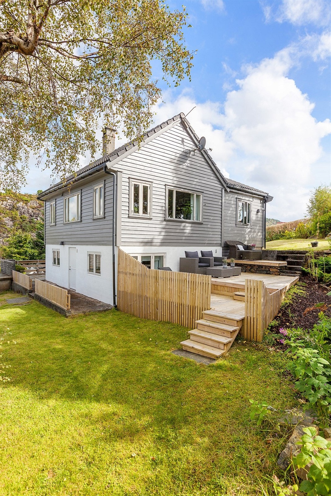 På baksiden av huset ble det i 2017 bygget en stor og skjermet terrasseplatting på ca. 23 m², som vender mot sørvest Galleribilde