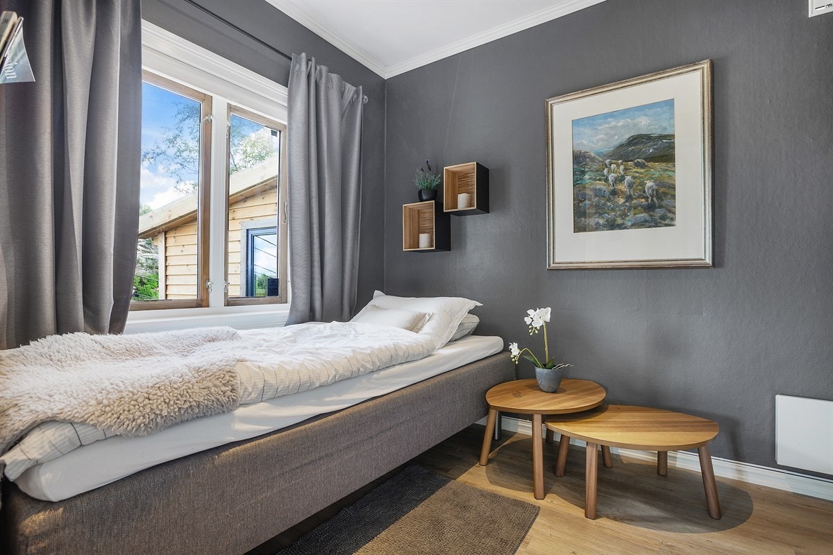 Hovedetasjen inneholder 2 soverom med tilkomst fra gang. Soverom 1 kan innredes med seng og tilhørende nattbord Galleribilde