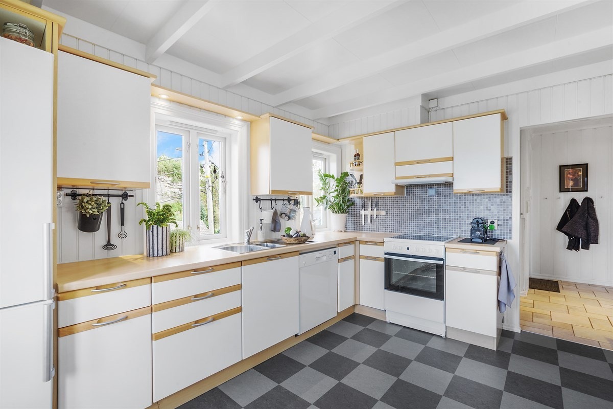 Kjøkkenet har godt med skap- og benkeplass, noe som kommer godt med både til hverdag og til fest Galleribilde