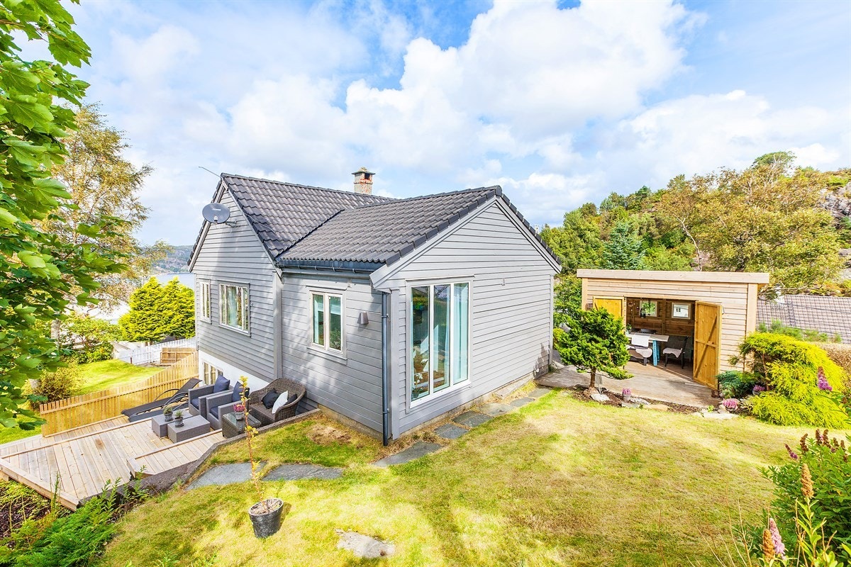 Vi i Aktiv Eiendomsmegling kan med stor glede presentere en utrolig koselig og gjennomført enebolig sentralt i Godvik Galleribilde