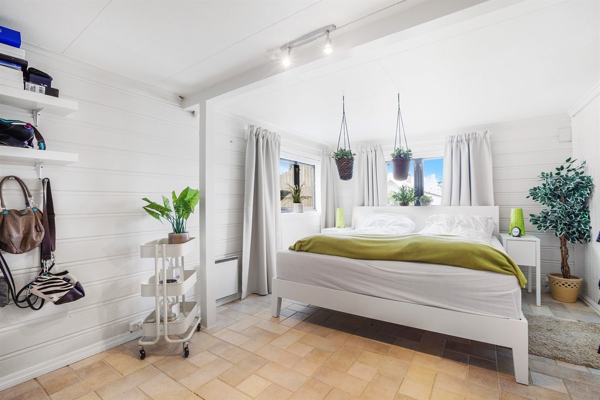 Ned trappen og til venstre kommer man inn til soverom 3. Det gjøres oppmerksom på at soverommet ikke er omsøkt, men benyttes i dag som et soveværelse av nåværende eier Galleribilde