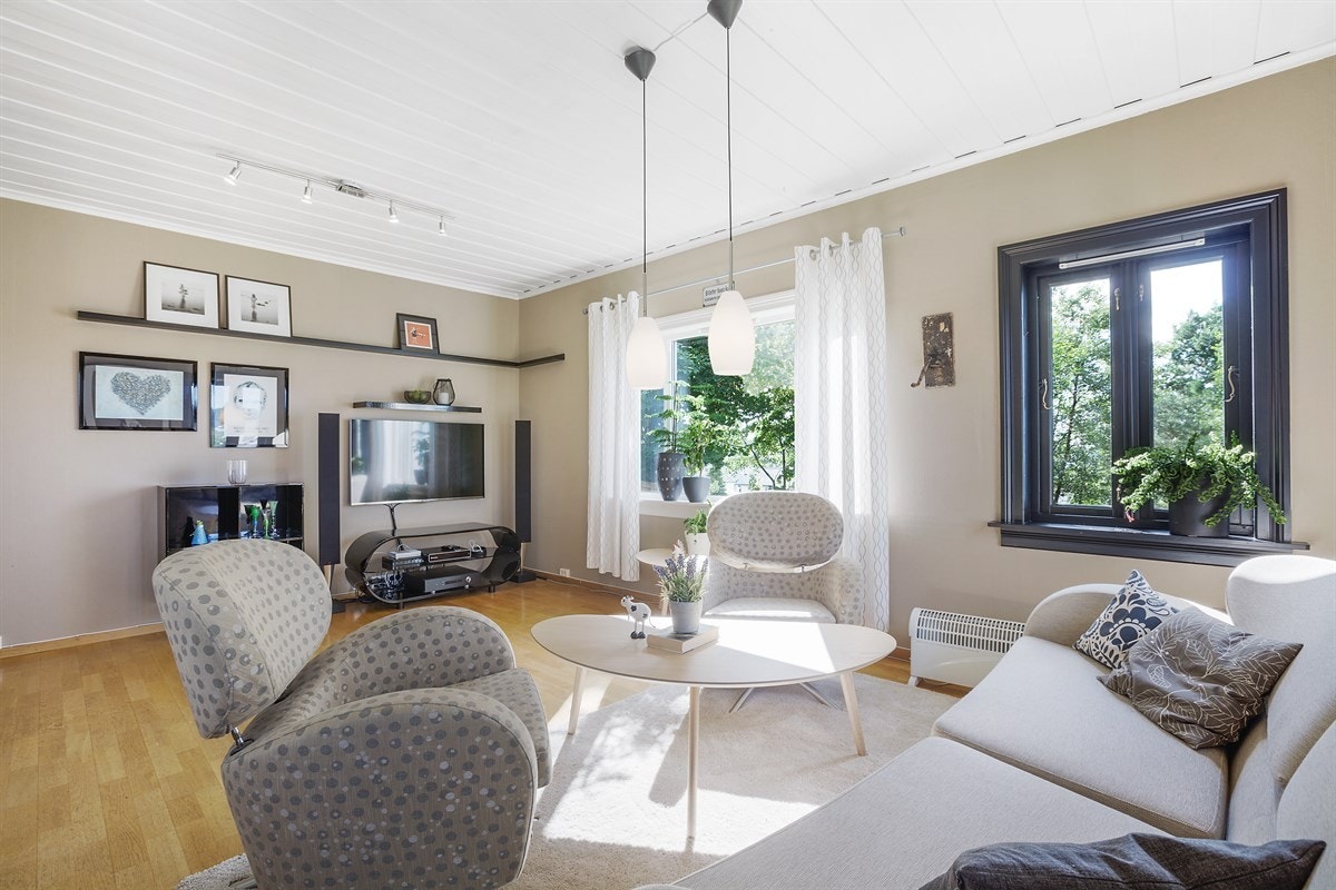 Stuen har flere innredningsmuligheter hvor du har god plass til både sofagruppe og spisestue mellom stue og kjøkken Galleribilde