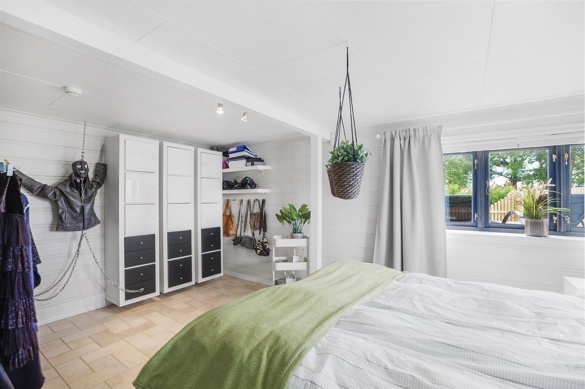 Her kan man innrede med dobbeltseng, nattbord og garderobeløsninger. Man kan også eksempelvis velge å innrede til en hyggelig kjellerstue Galleribilde