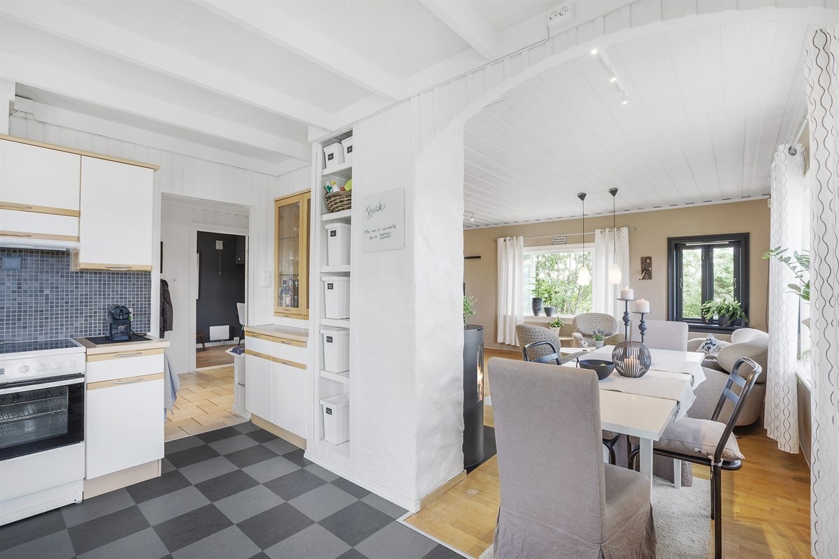 Nåværende eier har også lagt nye stilige korkfliser på gulv, som gir spiserommet særpreg Galleribilde