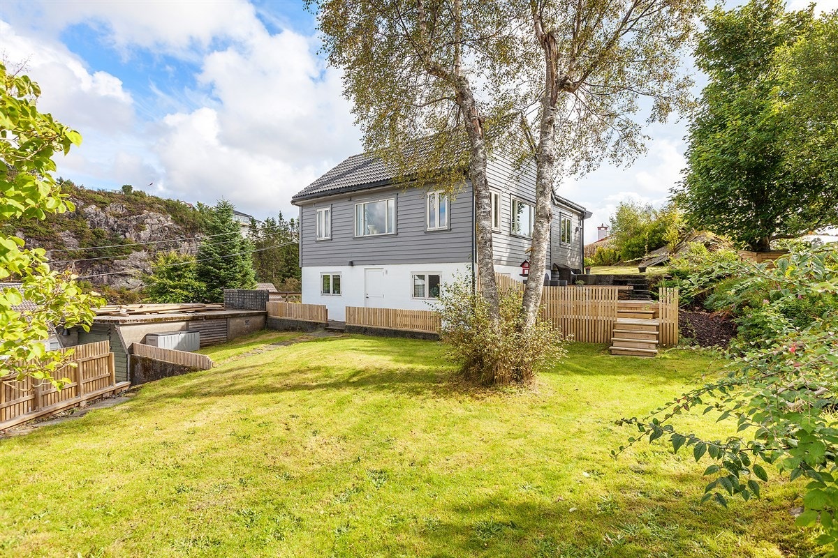 Eiendommen er særdeles pent opparbeidet og ligger solrikt til på et lite høydedrag Galleribilde