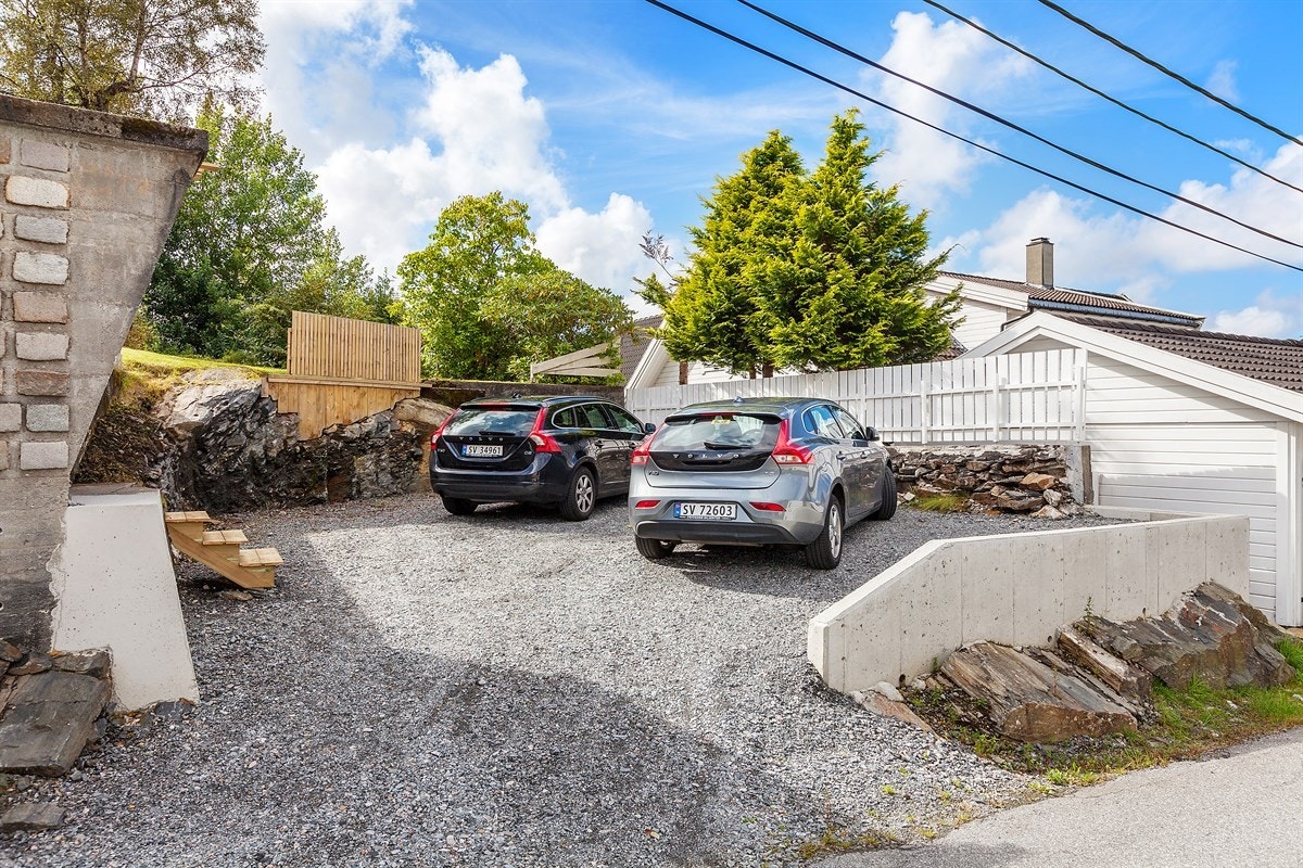Her er det parkeringsmuligheter for minst to biler, samt en ekstra parkering langs siden av huset Galleribilde