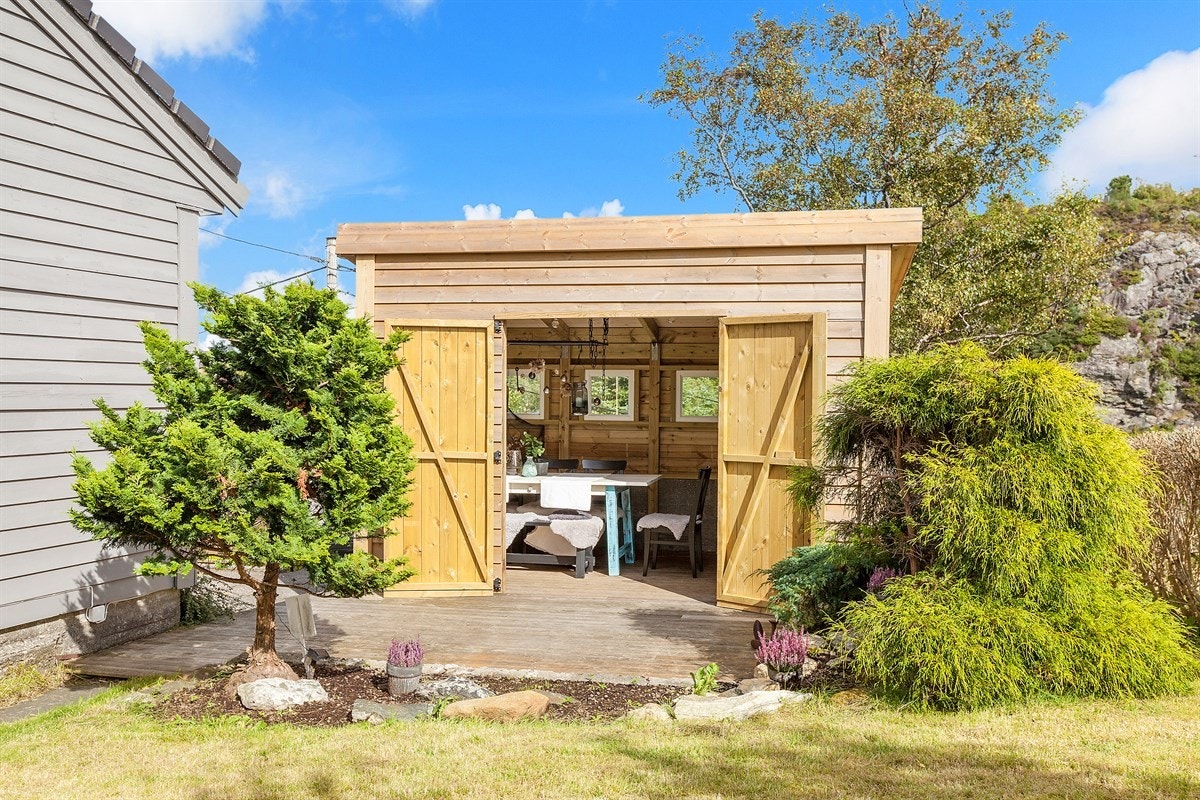 Til venstre for inngangspartiet har eier i 2017 bygget en flott vinterhage innredet med spisebord og grill Galleribilde