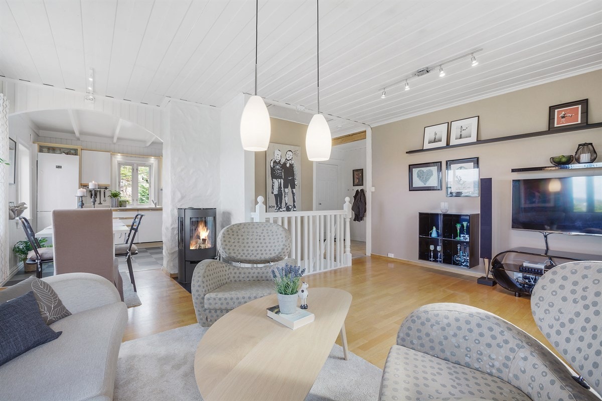 Oppholdsrommet er i en delvis åpen og sosial løsning mot kjøkken Galleribilde