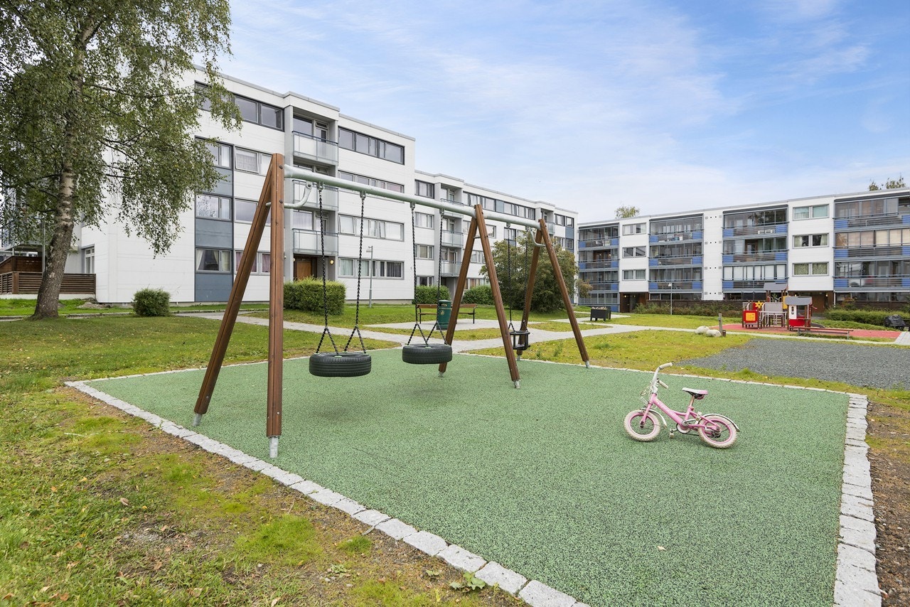 På felleseiendommen er det en koselig lekeplass, fotballbane og felles sittegrupper for et sosialt utemiljø Galleribilde
