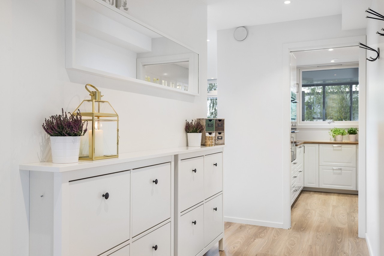 Velkommen inn til ditt nye hjem. Her vil du bli tatt godt imot med god plass for kommode og knagger hvor du kan henge fra deg alt av yttertøy Galleribilde