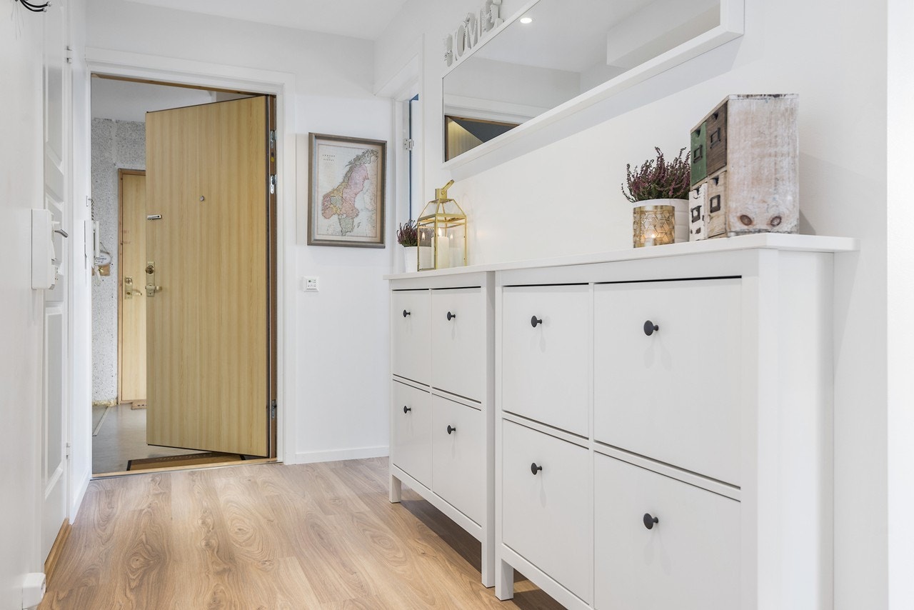 Gangen oppleves som lys og romslig. I tilknytning til entreen ligger leilighetens baderom og soverom Galleribilde