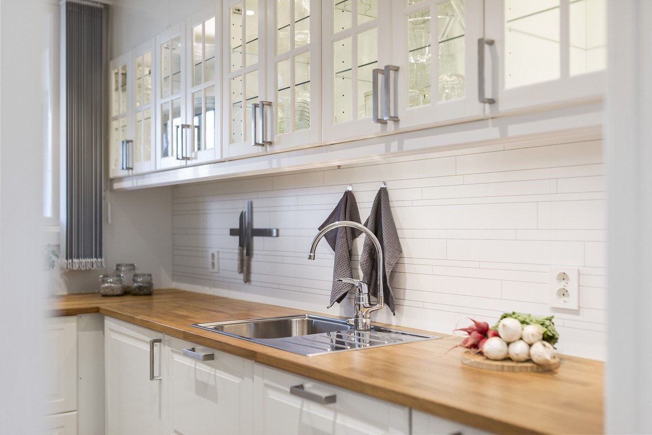 Nyoppusset kjøkken med alt av integrerte hvitevarer. Gled deg til å ta i bruk ditt nye kjøkken! Galleribilde