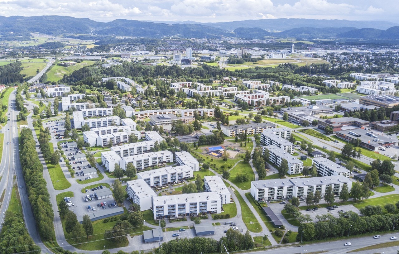 Borettslaget har en tomtestørrelse på 106 mål og er pent opparbeidet med flotte og frodige plenarealer, diverse beplanting, lekeplass og asfalterte gangstier til flere sittegrupper Galleribilde