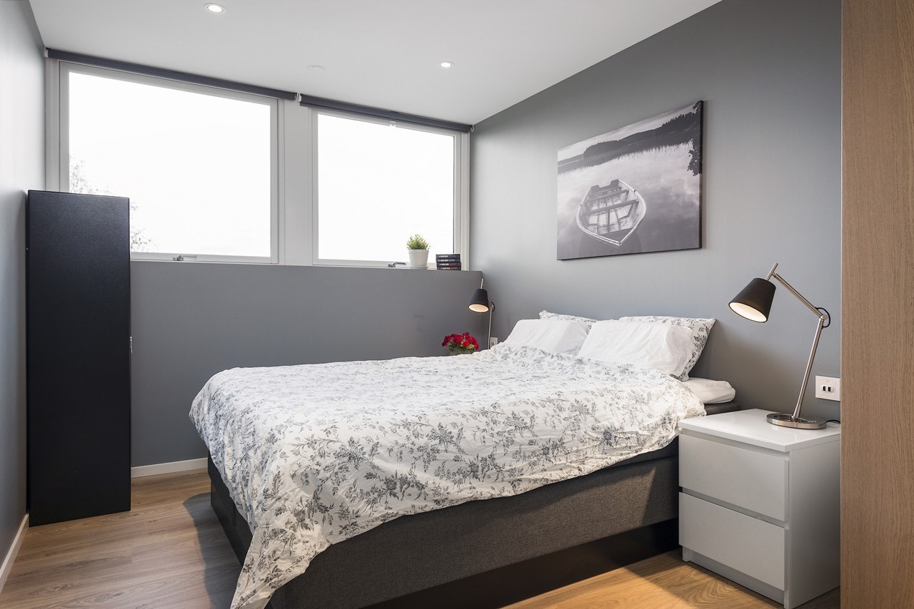 Soverommet er trukket bort i fra stuen, og er på hele 12 kvm Galleribilde