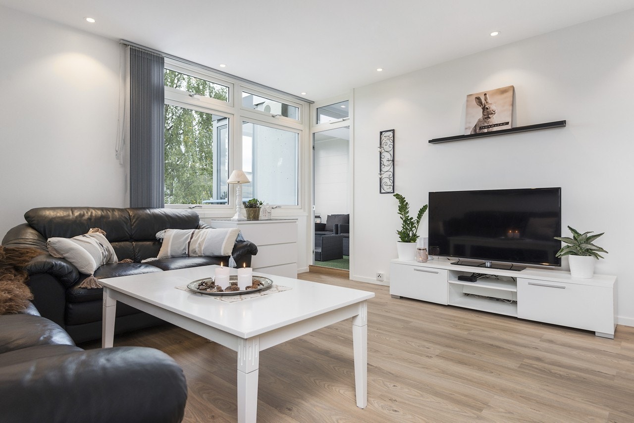 På stuen vil du få plass til en romslig sofaseksjon, i tillegg har du rikelig med lysinnslipp gjennom de store vindusflatene. Fra stuen du utgang til en innglasset balkong som fungerer som en forlengelse av stuearelet Galleribilde