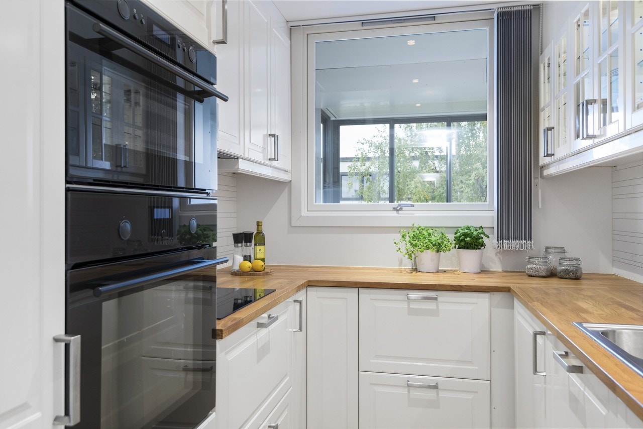 Med stekeovn i god arbeidshøyde er det lettvindt og sette inn og ta ut både bakst og varmretter Galleribilde