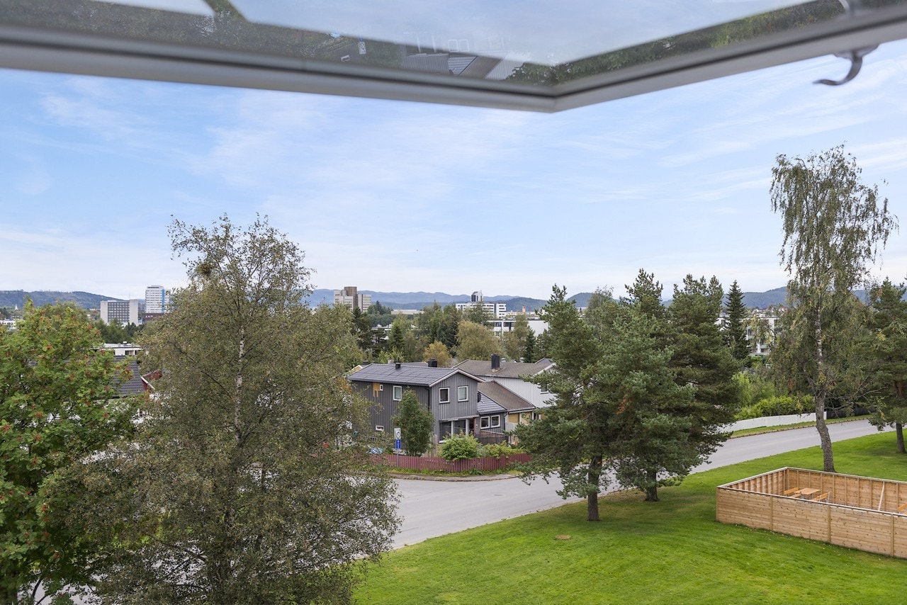 Fra balkongen vil du få denne fantastiske utsikten ut mot Tiller Galleribilde